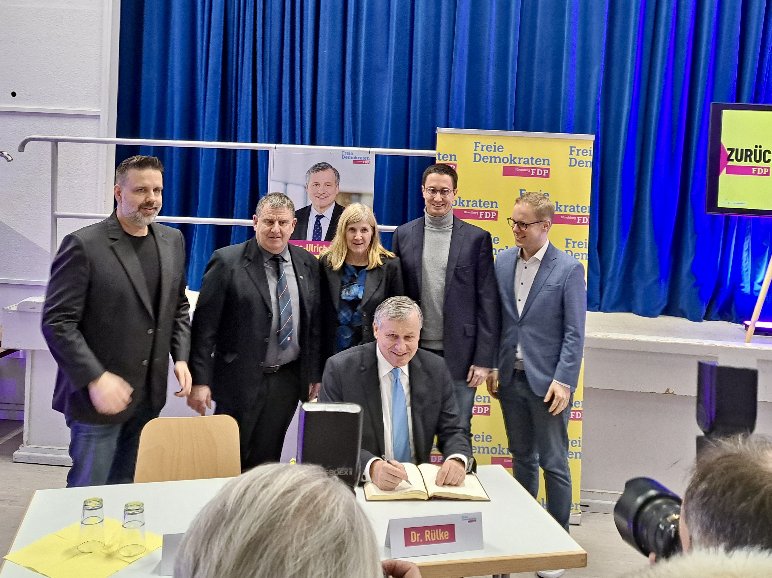 FDP-Spitzenkandidat Dr. Hans-Ulrich Rülke (vorne) beim Eintrag ins Goldene Buch